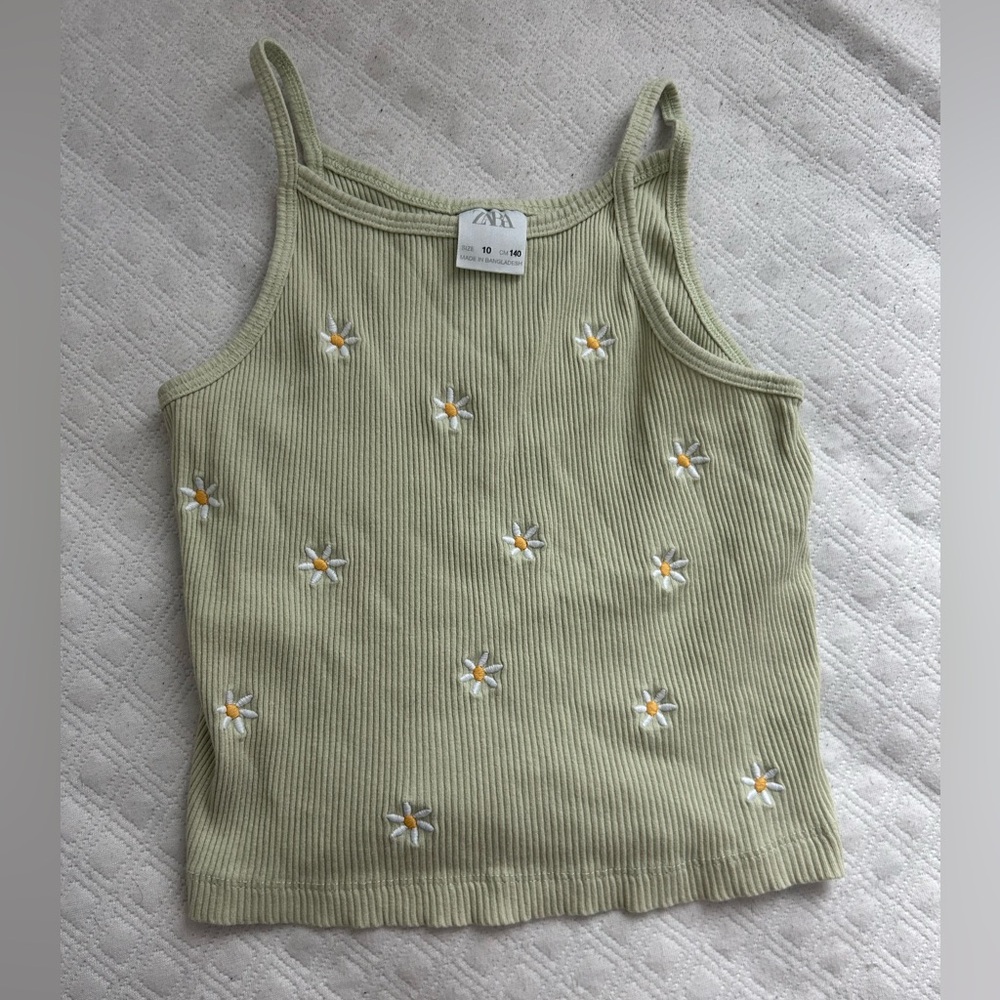xs kids zara tank top, lime green with daisy pattern on it